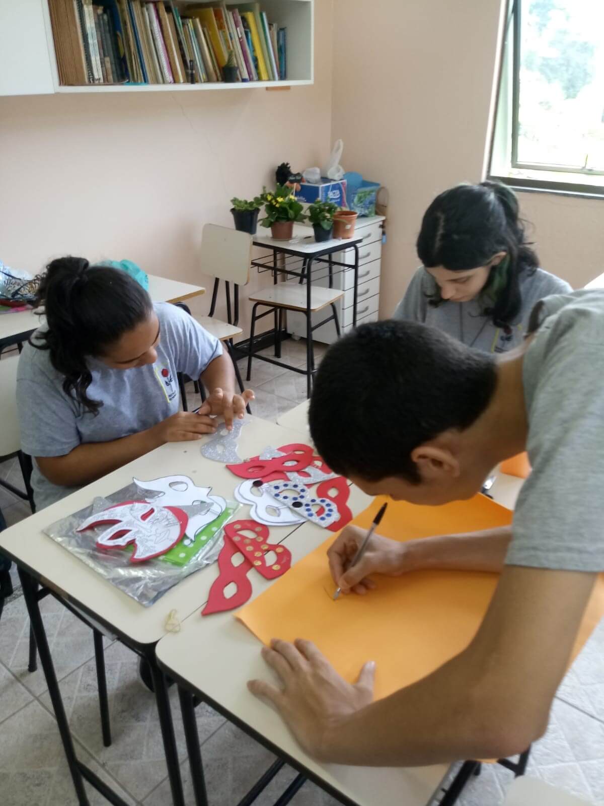 Comemoração do Carnaval com baile carnavalesco e confecção de máscaras